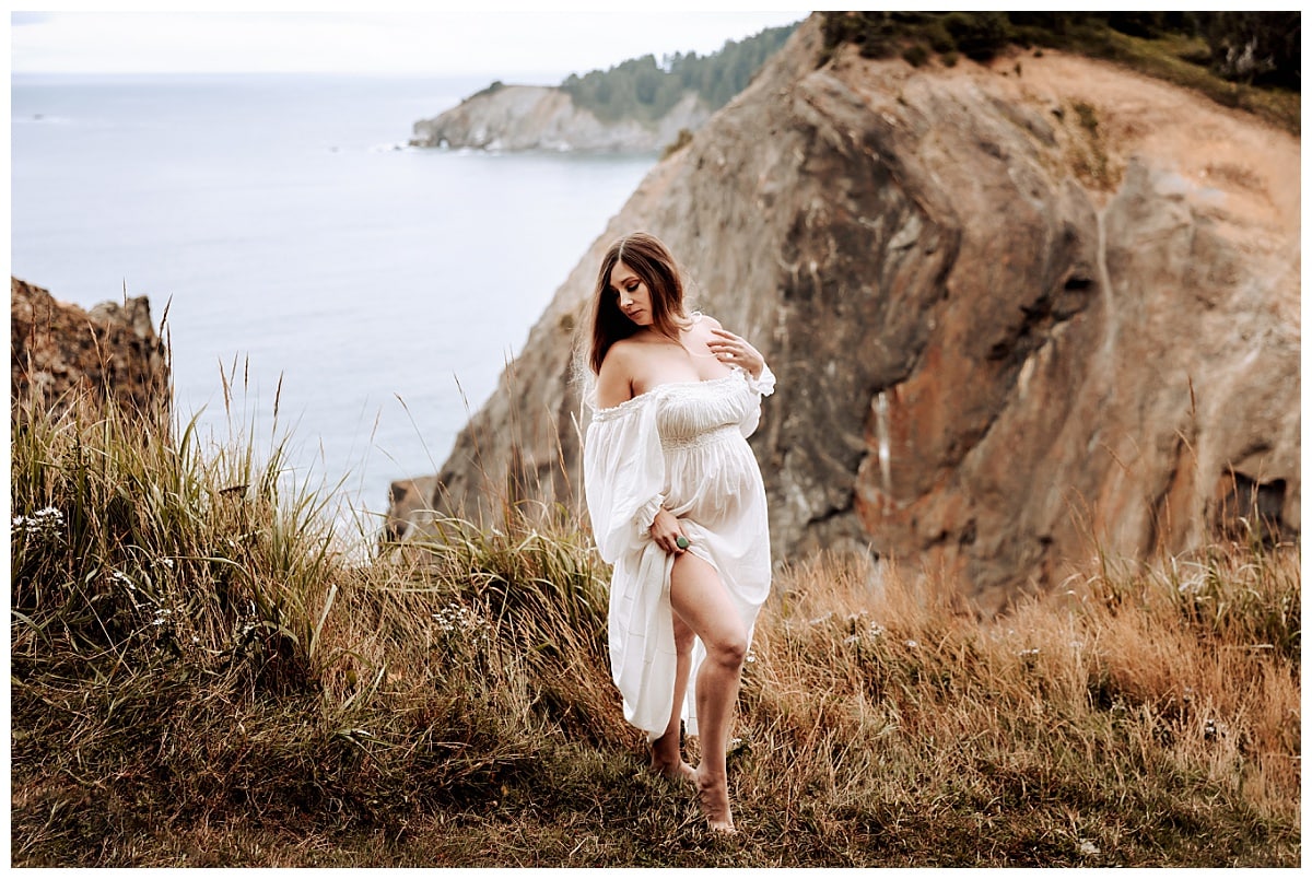 Boho maternity session in Cannon Beach, OR by MacKenzie Pudenz Photography, a PNW maternity photographer.
